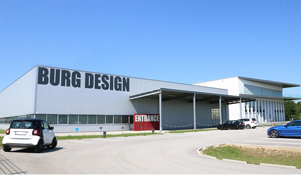Erweiterung der Produktion um 4.400 m² mit architektonisch außergewöhnlichem Bürotrakt. Erweiterung der Produktion um 4.400 m² mit architektonisch außergewöhnlichem Bürotrakt.